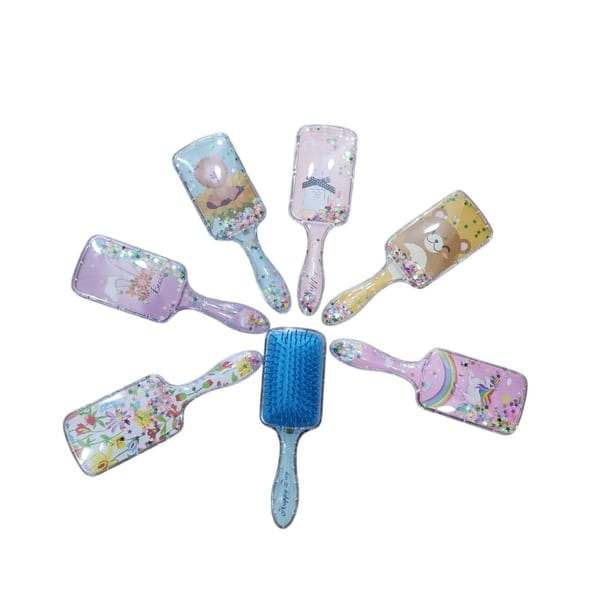 Siete cepillos para el pelo transparentes con glitter y diseños infantiles dispuestos en círculo