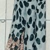 Gris y marrón