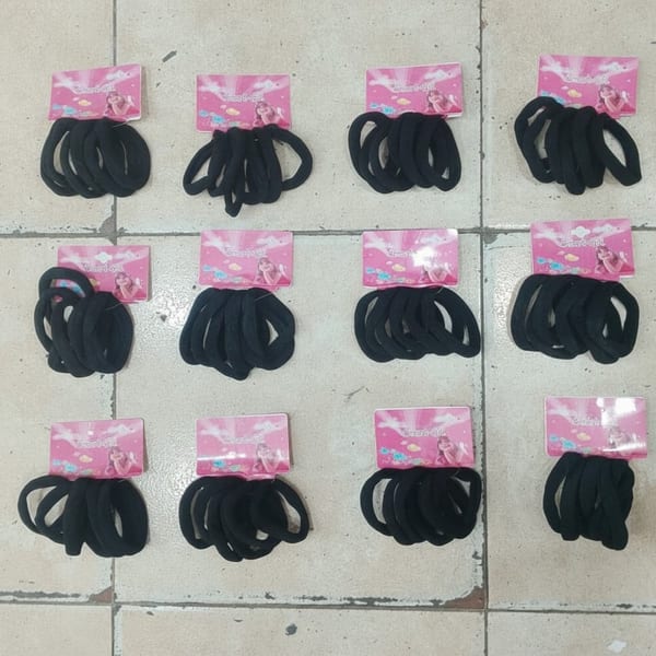 Tarjetas exhibidoras de la marca Smart Girl con colitas para el pelo color negro.