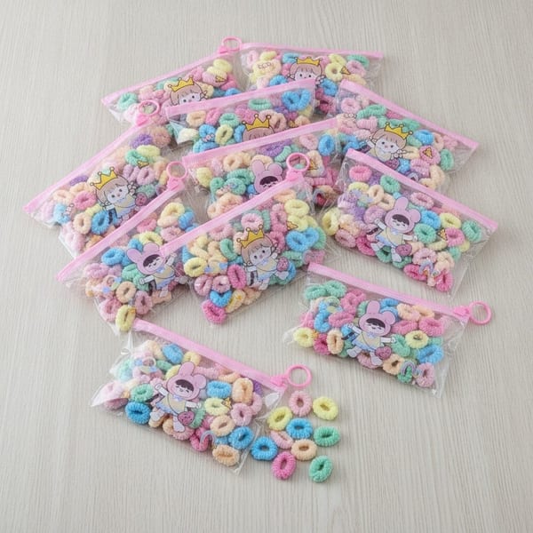 Bolsitas transparentes con cierre zipper llenas de colitas de pelo de toalla en variedad de colores surtidos.