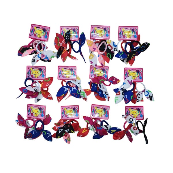 Tarjetas con colitas para el pelo decoradas con lazos de tela y estampado de letras