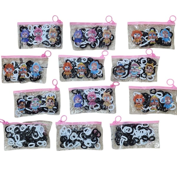 Bolsitas transparentes con cierre rosa llenas de colitas elásticas para el pelo en blanco y negro con estampado de personajes infantiles
