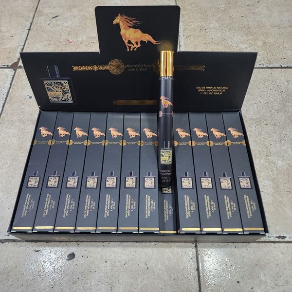 Caja exhibidora con 24 perfumes de bolsillo Eau de Parfum de 35 ml negros y dorados