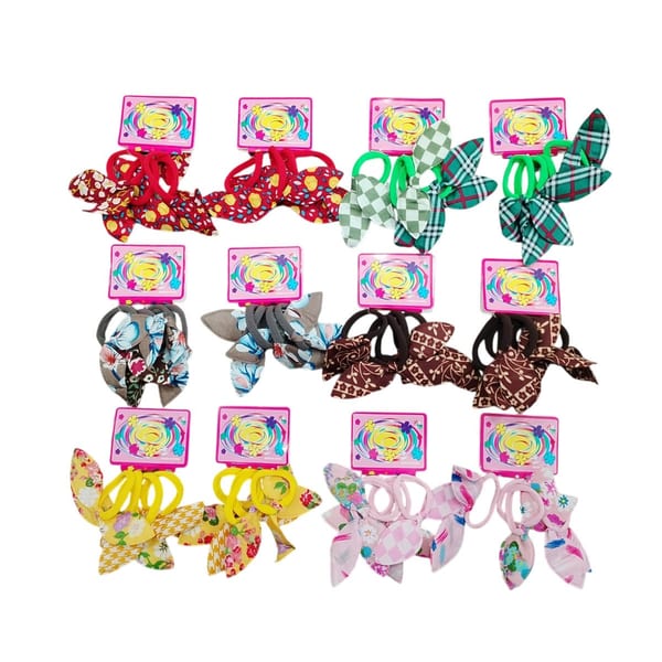 Colección de colitas para el pelo con moños de tela en diferentes estampados y colores sobre tarjetas de presentación.