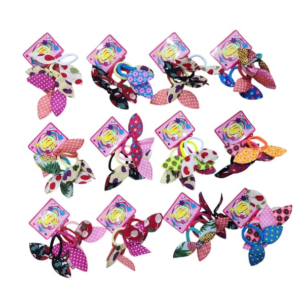 Tarjetas exhibidoras con colitas para el pelo con orejitas de tela en colores y diseños surtidos.