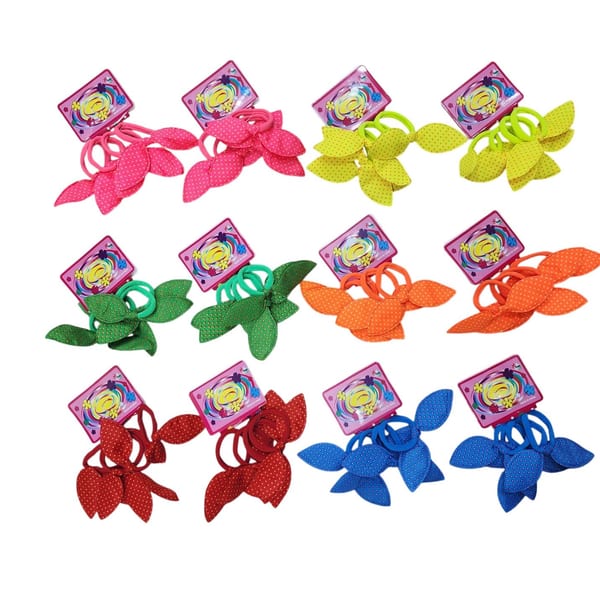 Tarjetas con colitas para el pelo con adornos de tela en forma de orejitas a lunares de varios colores.