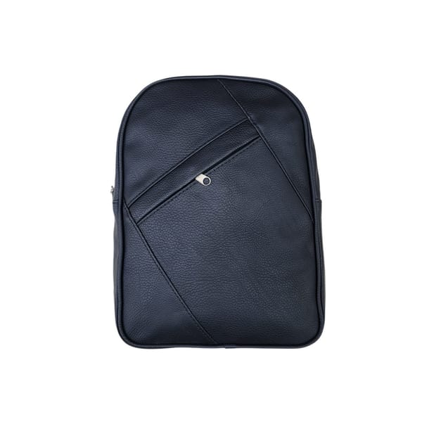Mochila urbana de eco cuero negro con cierre diagonal frontal