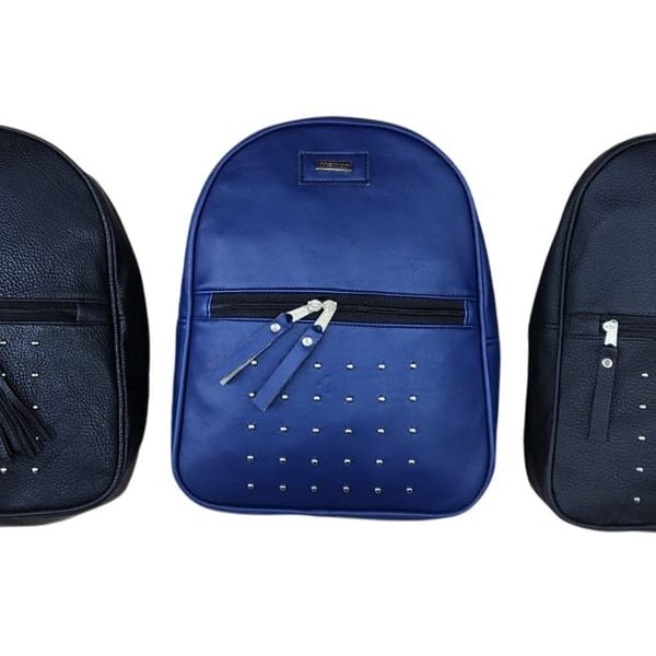 modacool-mochila-mujer-con-tachas-fondo-blanco.jpg