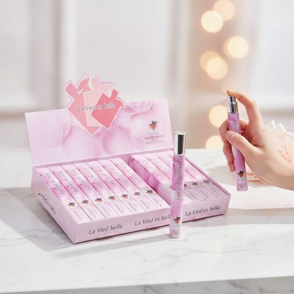 Caja exhibidora con perfumes de cartera en formato tubo La Vied es bella de 35 ml