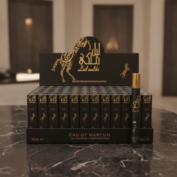 Perfume Lail Maliki de 35ml con aerosol vaporizador presentado en caja exhibidora negra y dorada