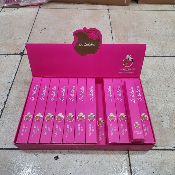 Caja exhibidora de perfumes de cartera La Tentation color fucsia de 35 ml