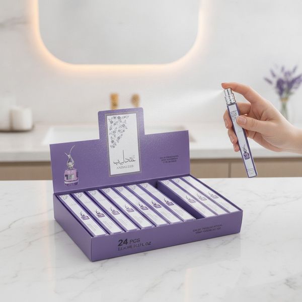 Caja exhibidora de perfumes en spray Andaleeb de 35 ml en envoltorios violetas.