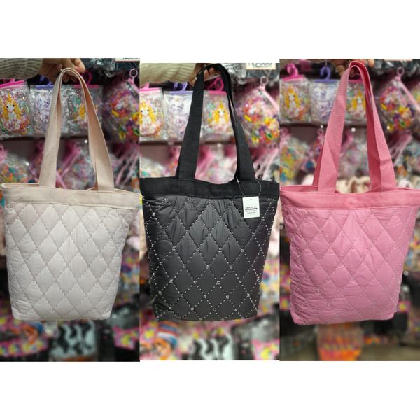 Carteras tote matelassé acolchadas en colores beige, negro y rosa con detalles brillantes