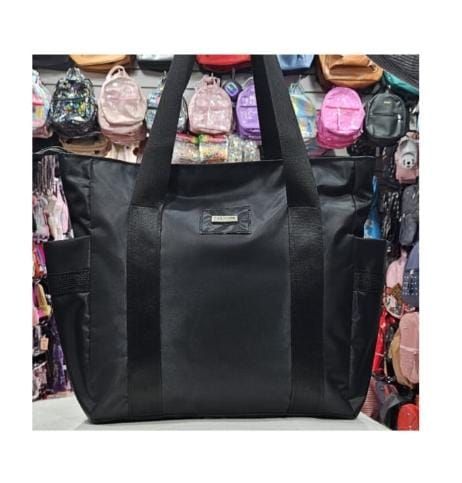 Bolso tote amplio de color negro con manijas al hombro y bolsillos laterales