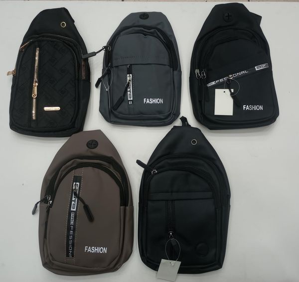 Cinco mochilas pecheras cruzadas en colores negro, gris y marrón sobre fondo blanco