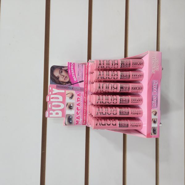 Caja exhibidora con máscaras de pestañas rosa marca Miss Betty
