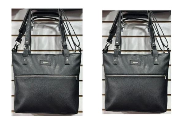 Cartera de color negro con asas al hombro y bolsillo frontal con cierre