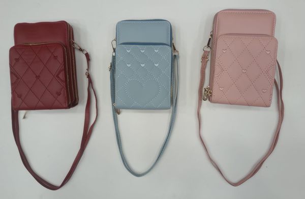 Tres portacelulares bandolera matelassé con diseño de corazones en colores bordó, celeste y rosa