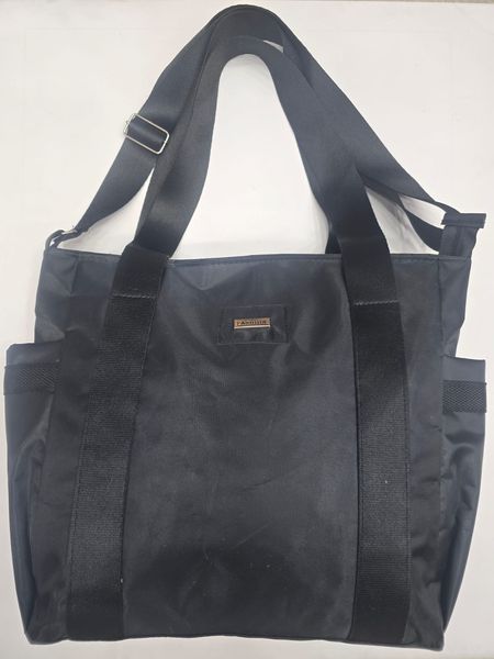 Cartera negra de nylon con manijas reforzadas, correa regulable y bolsillos laterales