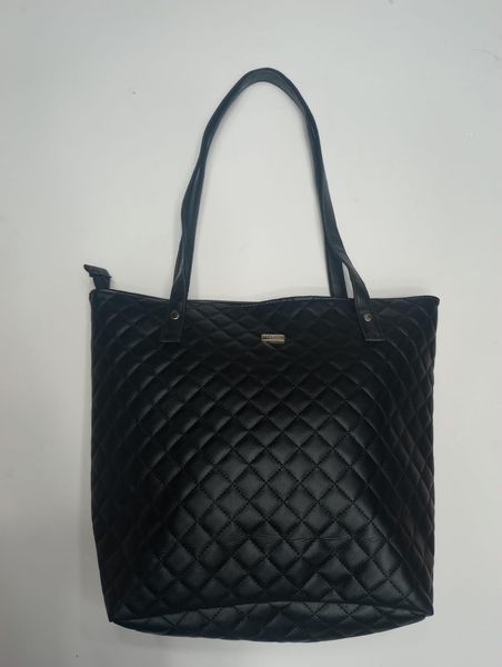 Cartera de hombro negra con textura matelaseada y cierre