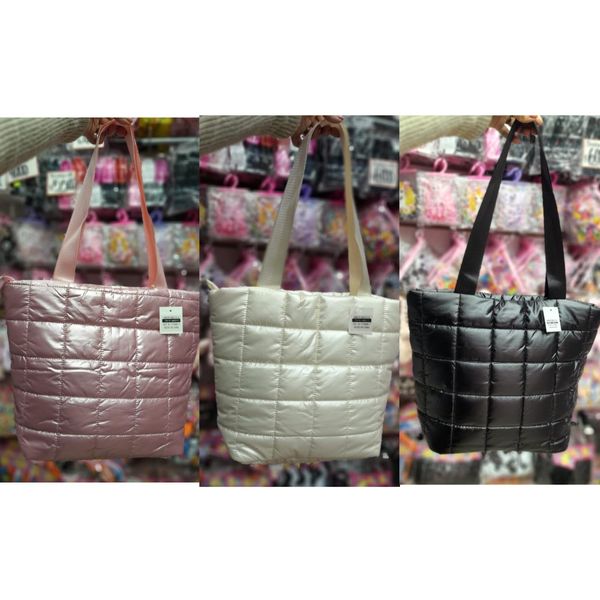Tres carteras de hombro estilo puffer matelaseadas en tonos rosa, crema y negro.