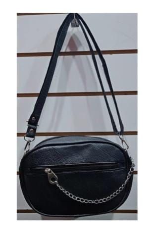 Bandolera negra de símil cuero con bolsillo frontal y cadena plateada decorativa