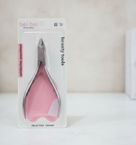 Dos alicates de manicuría metálicos en blister para cutículas y uñas.