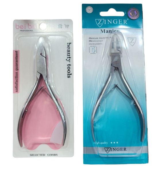 Dos alicates de manicuría metálicos en blister para cutículas y uñas.