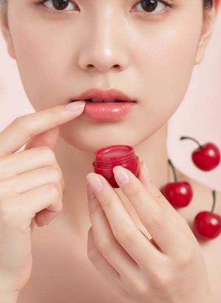 Caja exhibidora con 24 bálsamos labiales en forma de cereza Romantic Sweet
