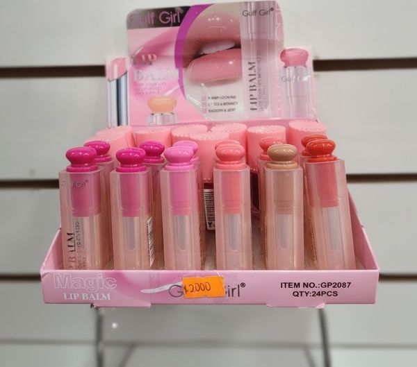 Caja exhibidora exhibiendo 24 bálsamos labiales Gulf Girl Magic en tonos rosa y nude.