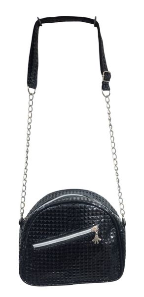 Bandolera negra texturada con bolsillo frontal de cierre y correa combinada con cadena plateada