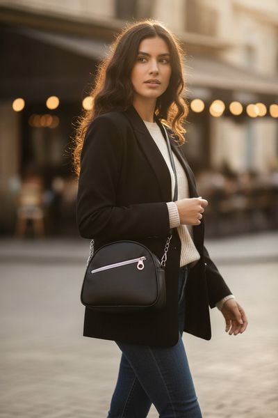 Bandolera negra semicircular con correa combinada de cadena metálica
