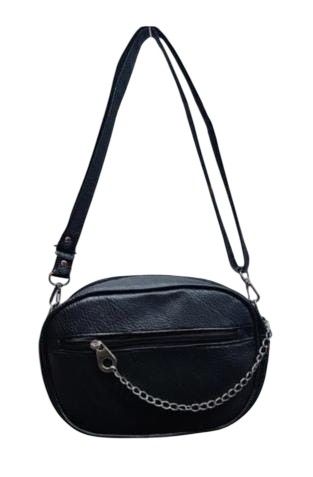 Bandolera negra de símil cuero con bolsillo frontal y cadena plateada decorativa