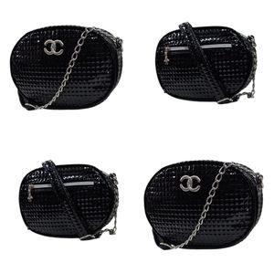 Bandolera Negra de Charol con tira de cadena