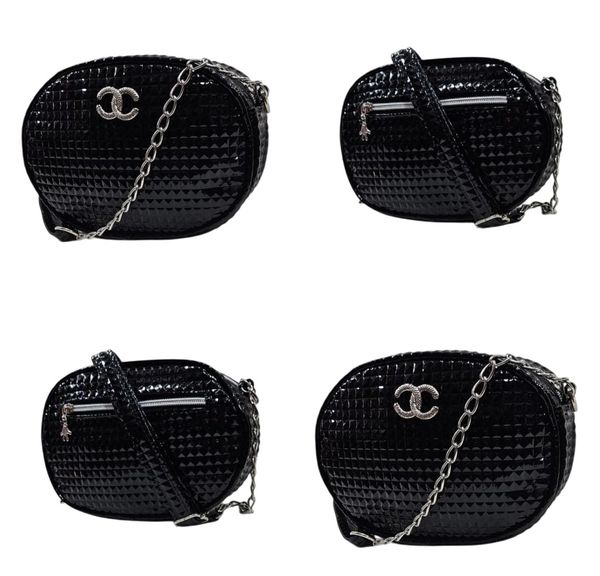 Bandolera ovalada negra de charol con cadena metálica