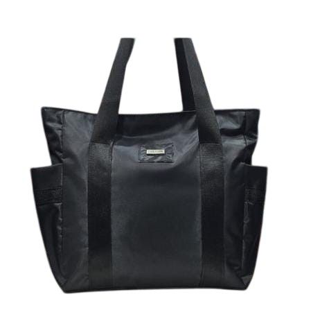Bolso tote amplio de color negro con manijas al hombro y bolsillos laterales