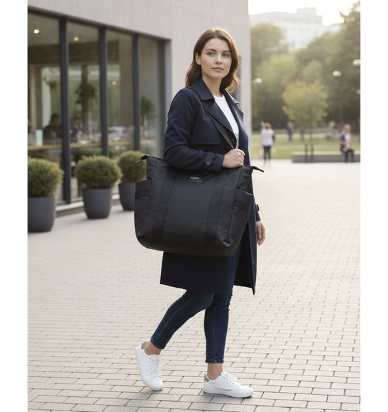 Bolso tote de hombro color negro con bolsillos laterales y asas de tela