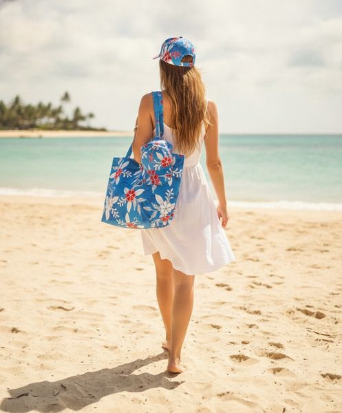 Variedad de bolsos playeros de tela estampada con gorras haciendo juego