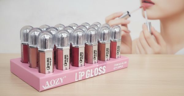 Caja exhibidora con 24 brillos labiales marca AOZY en tonos surtidos