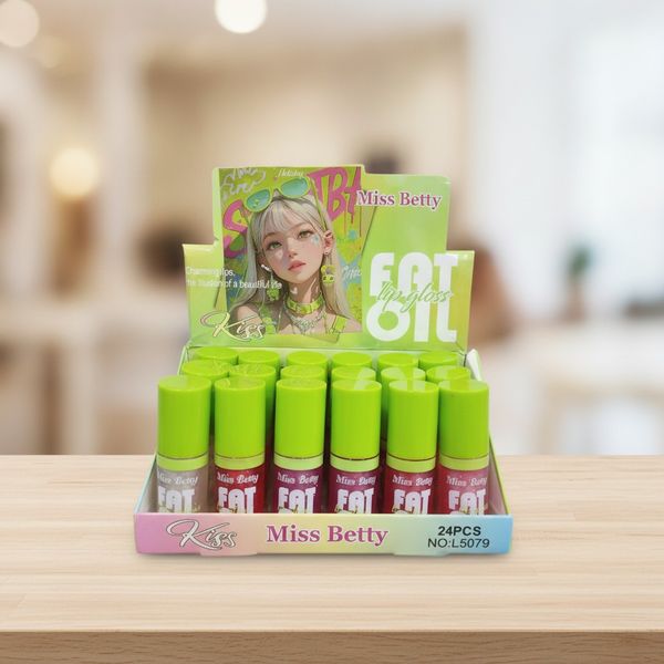Exhibidor de cartón verde con 24 brillos labiales Miss Betty Fat Oil con tapas verdes.