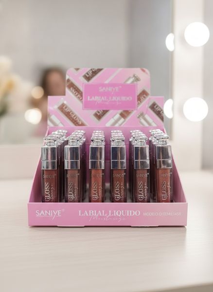 Caja exhibidora rosa de brillo labial líquido marca Saniye con tapas plateadas metalizadas