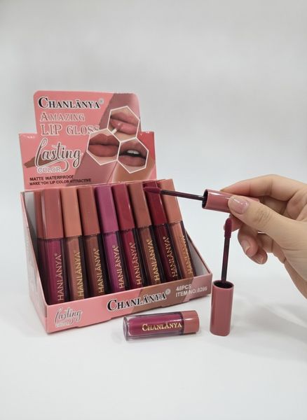 Exhibidor de cartón con labiales líquidos e impermeables matte marca Chanlānya en variados tonos.