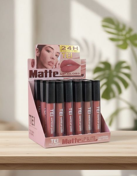 Exhibidor con 24 unidades de brillo labial matte TEI 24h en tonos nudes y rosados
