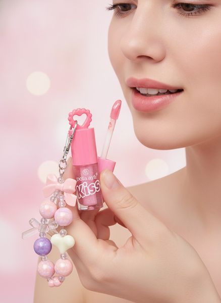 Caja exhibidora de 12 brillos labiales rosa marca Pola Aylr con llaveros de cuentas