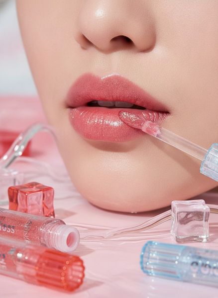 Exhibidor con brillos labiales Saniye Shimmer Lip Oil en tonos Hot Gloss e Ice Gloss