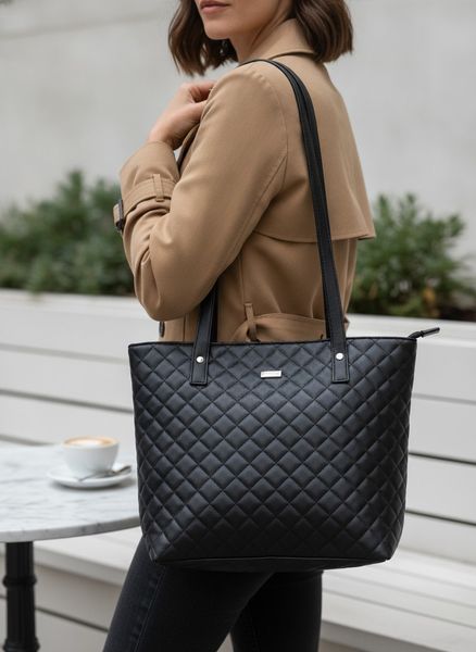 Cartera negra acolchada con tiras de hombro y cierre
