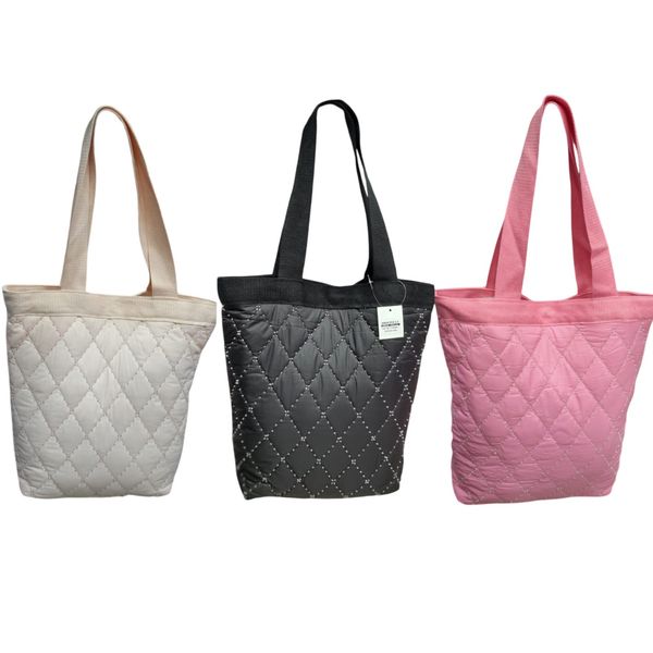 Carteras tote matelassé acolchadas en colores beige, negro y rosa con detalles brillantes