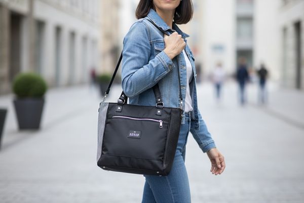 Cartera tote de hombro negra con bolsillos con cierre marca Adrib