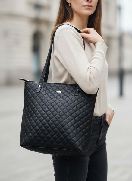 Cartera de hombro negra con textura matelaseada y cierre