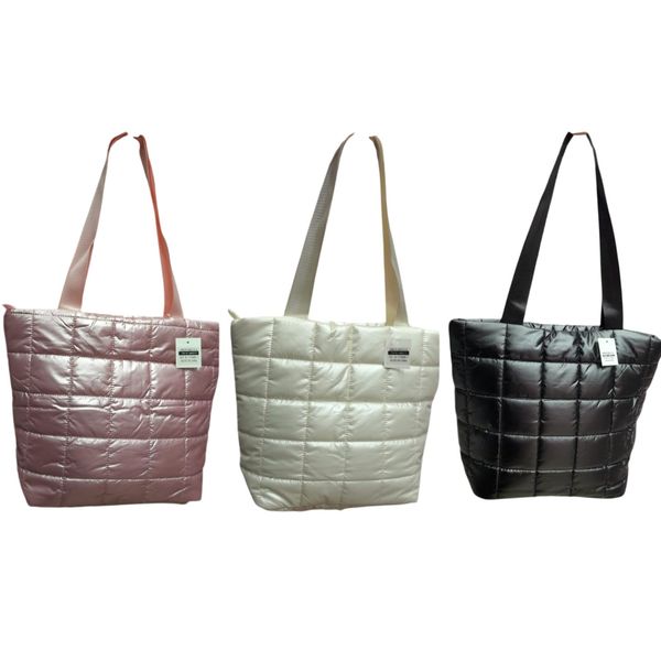 Tres carteras de hombro estilo puffer matelaseadas en tonos rosa, crema y negro.